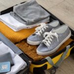 Mala de viagem aberta mostrando itens