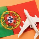 Miniatura de avião em cima da bandeira de Portugal
