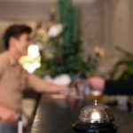 Balcão desfocado e campanhia de hotel em foco