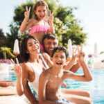 Família posando para foto na beira da piscina