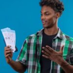 Homem com passagens aéreas em fundo azul