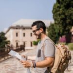 Homem olhando mapa em cidade histórica