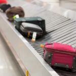 Malas em esteira de bagagem de aeroporto