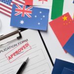 Prancheta, lupa e bandeiras de países