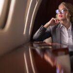 mulher vestida formalmente em mesa de janela de avião